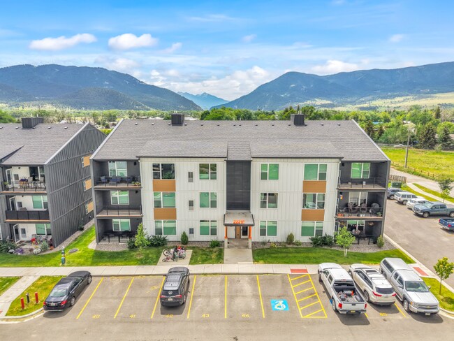 Building Photo - 2221 Willow Dr