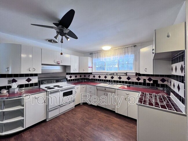 Building Photo - 412 S Main St