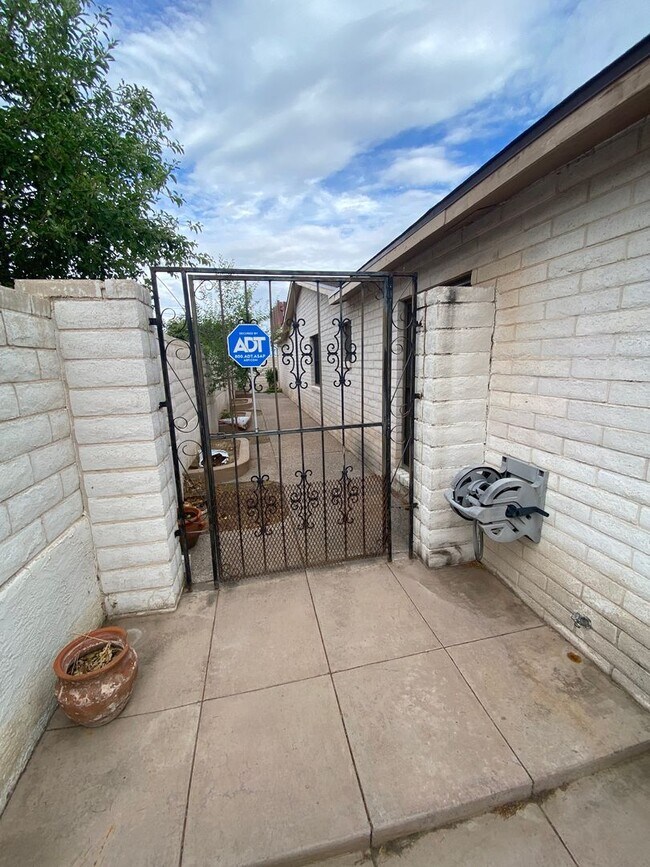 Building Photo - Beautiful 3 Bedroom Home in NE Albuquerque