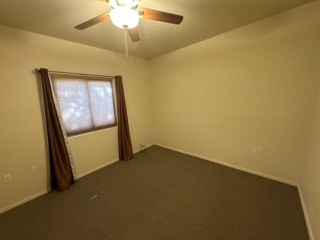Building Photo - 9731 E Kleindale Rd