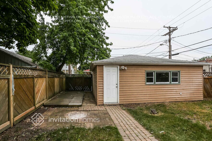 Building Photo - 2652 Maple St