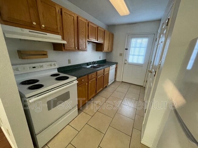 Building Photo - 283 N Pecan St