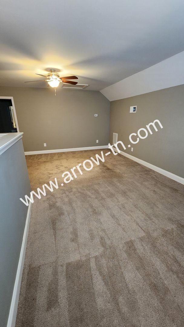 Building Photo - Fantastic End Unit Townhome in Franklin!