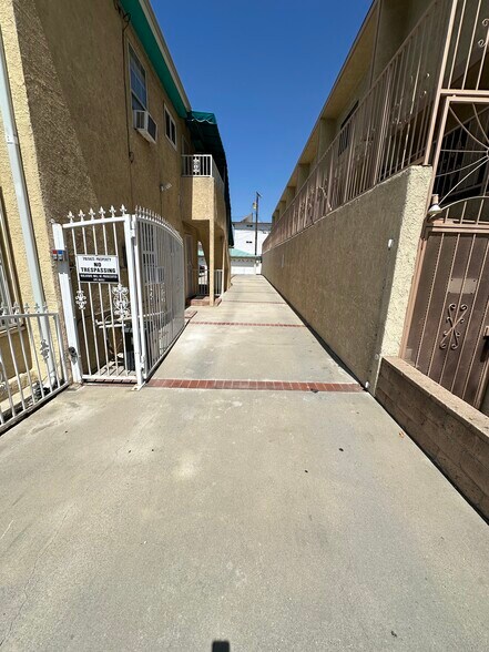 Building Photo - 223 E Burbank Blvd