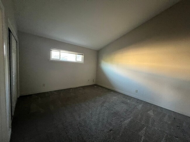 Building Photo - 515 Ash St