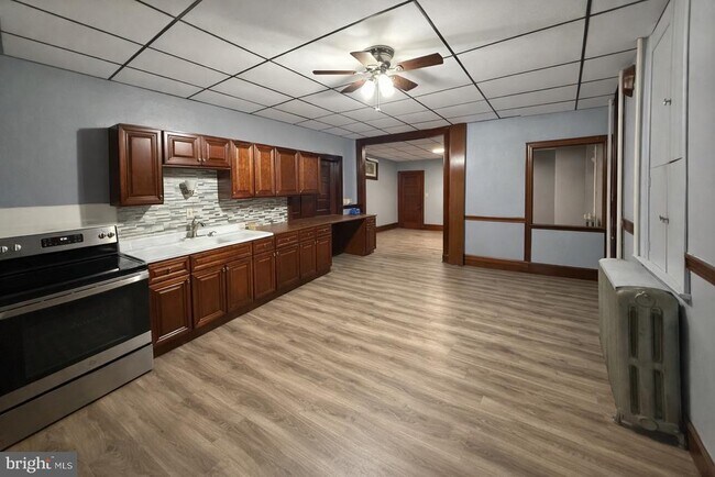 Building Photo - 10 E Main St