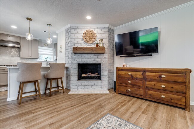 Building Photo - 2827 Fontana Dr