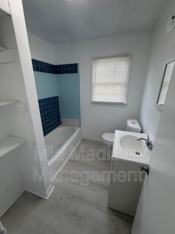 Building Photo - 1518 Heron St