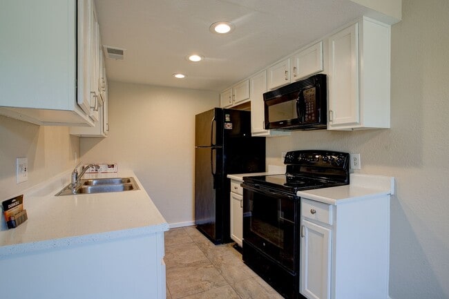 Building Photo - Updated 2 Bedroom, 2 bathroom located in a Gated Community!! Like living at a Resort!  Available ...