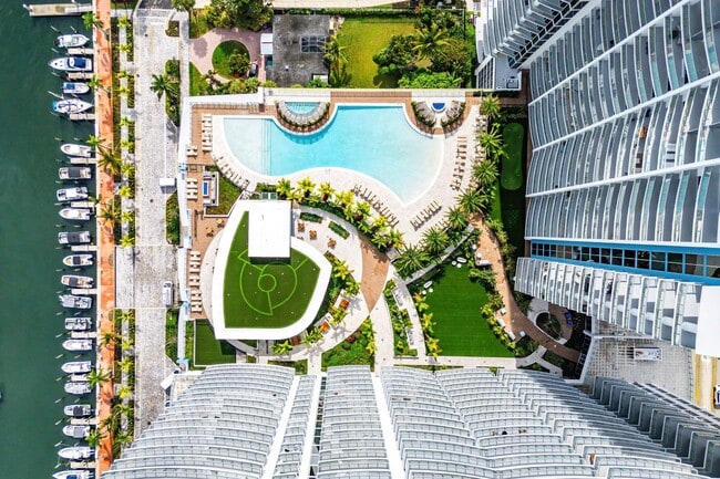 Building Photo - 220 Lake Shore Dr