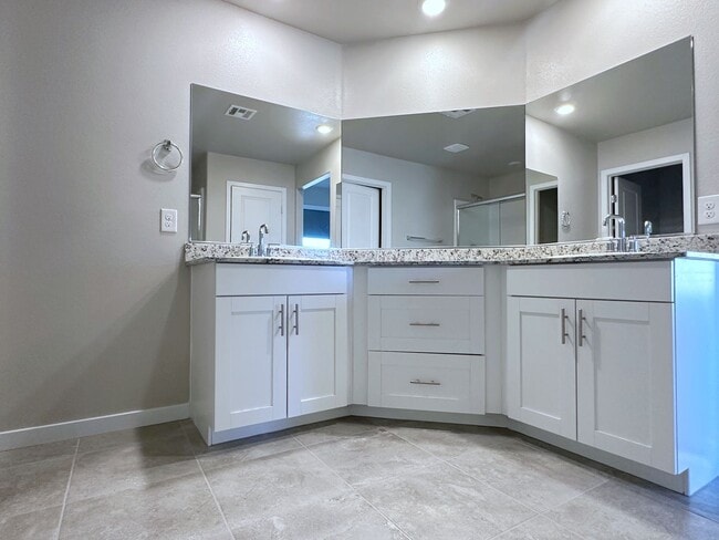 Building Photo - 4bd/2.5bath Single Family Home