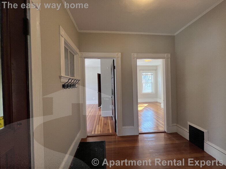 Building Photo - 107 Oxford St