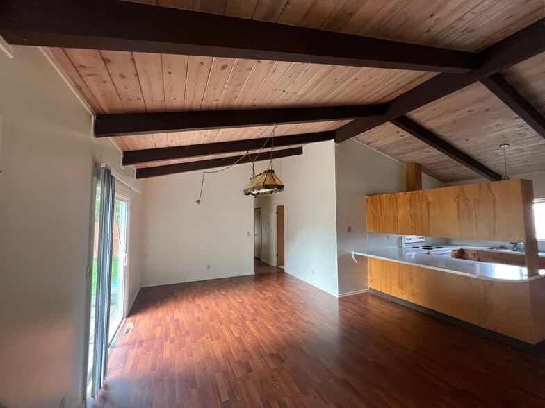 Building Photo - 5926 Walnut Dr