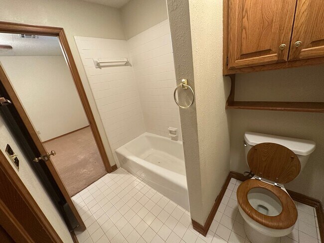 Building Photo - 5524 Woodmont Dr
