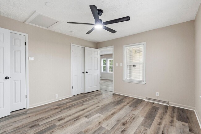 Building Photo - Move-In Ready 3 Bed with Modern Updates & Detached Garage