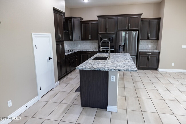 Building Photo - 2462 E Lovebird Ln