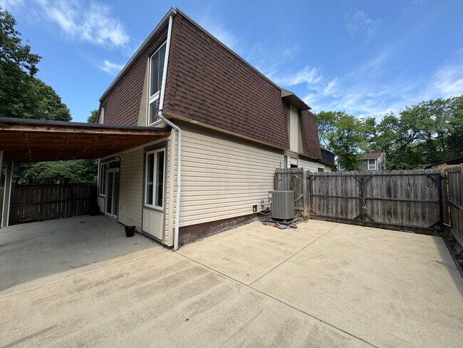 Building Photo - Relaxing 3 Bed 2.5 Bath Single Family Home...