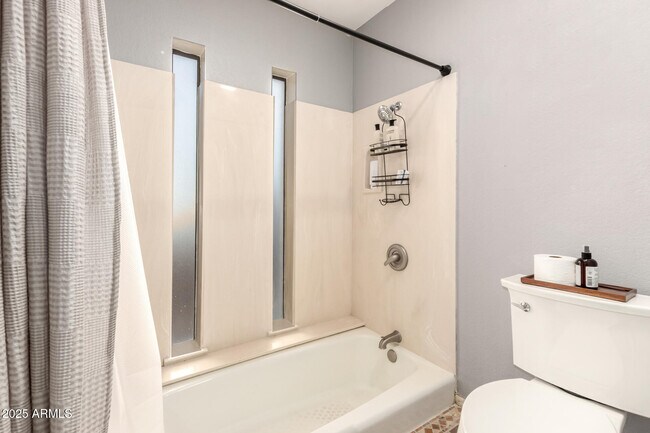 Building Photo - 303 W Fellars Dr
