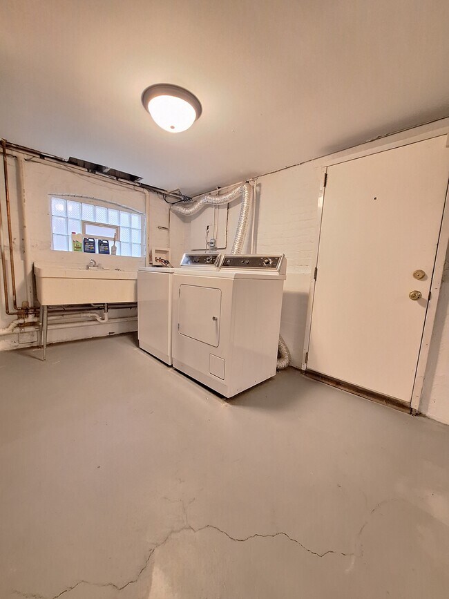 Building Photo - 2121 N Marmora Ave