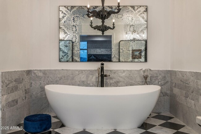 Building Photo - 2211 E Camelback Rd