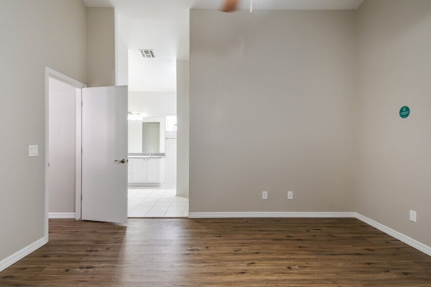 Building Photo - 1750 W Union Hills Dr
