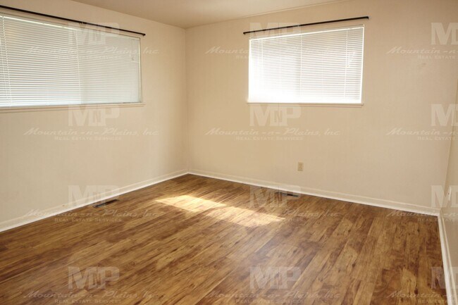 Building Photo - 323 W Mulberry St