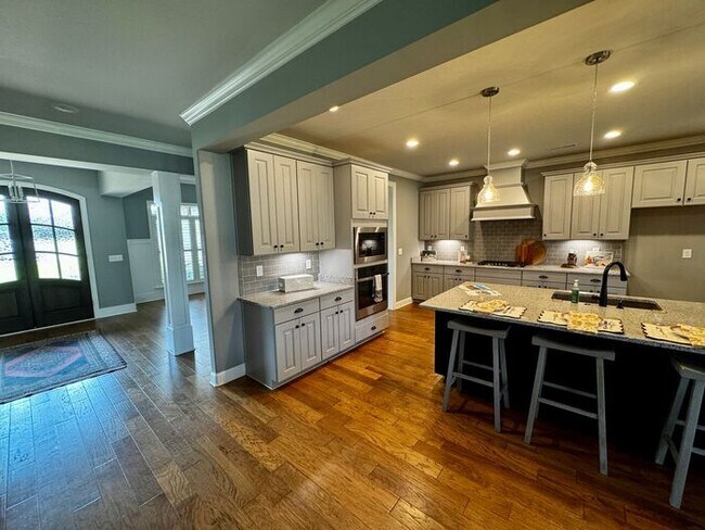 Building Photo - Spacious and luxurious with bonus room