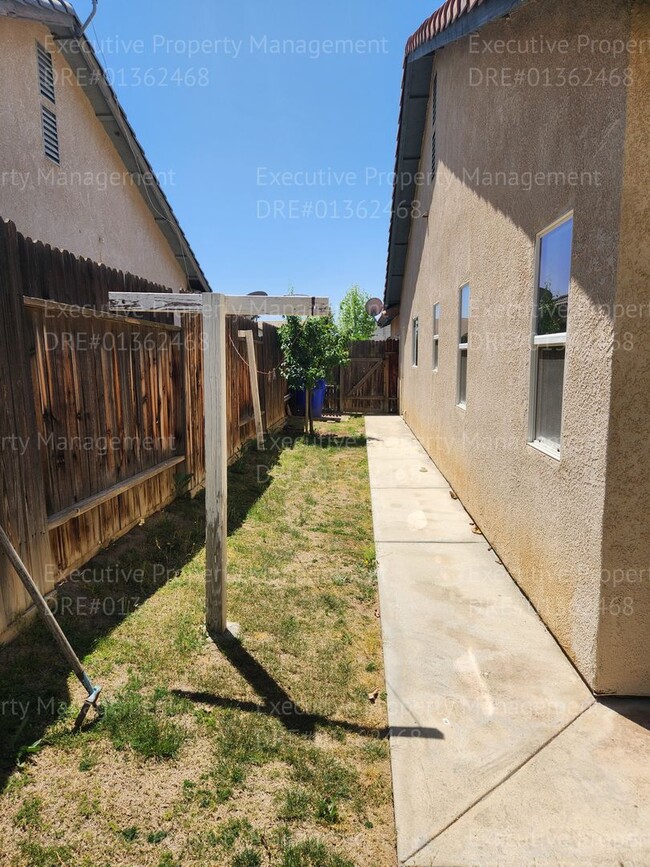 Building Photo - 4 bedroom, 2 bathroom home located in East...