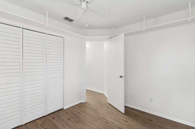Building Photo - This 3/2 Beautiful Villa-Style Condo on Desirable Coverplace Community of Palm Harbor!