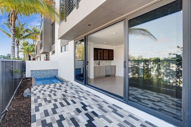 Building Photo - Gorgeous New Townhouse on the Beach