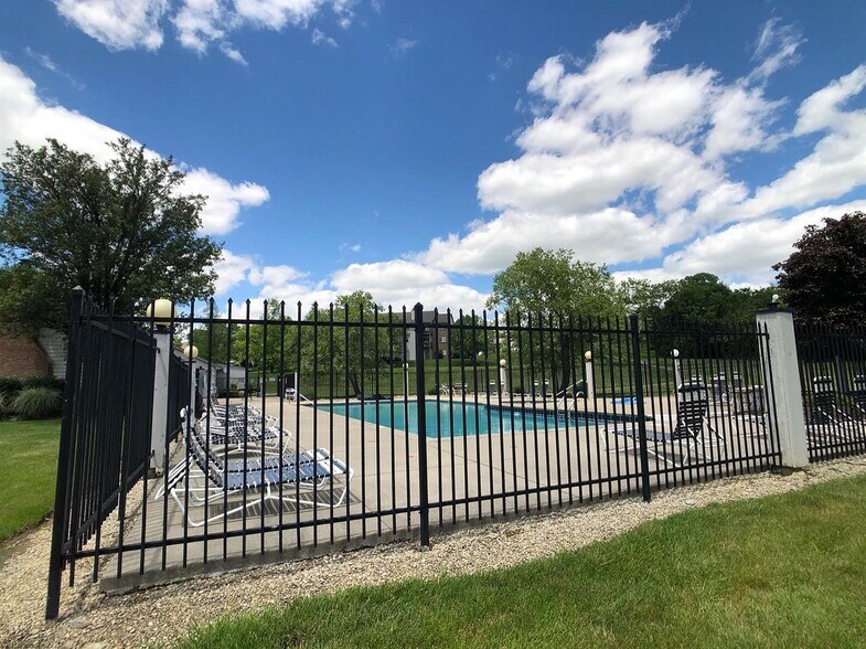 Building Photo - 8859 Eagleview Dr