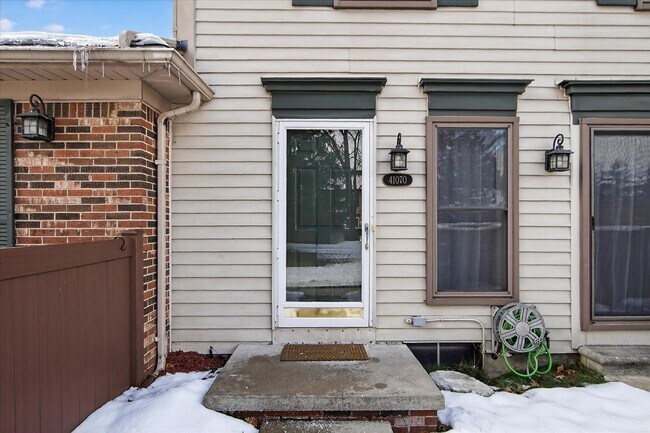 Building Photo - 41070 Southwind Dr