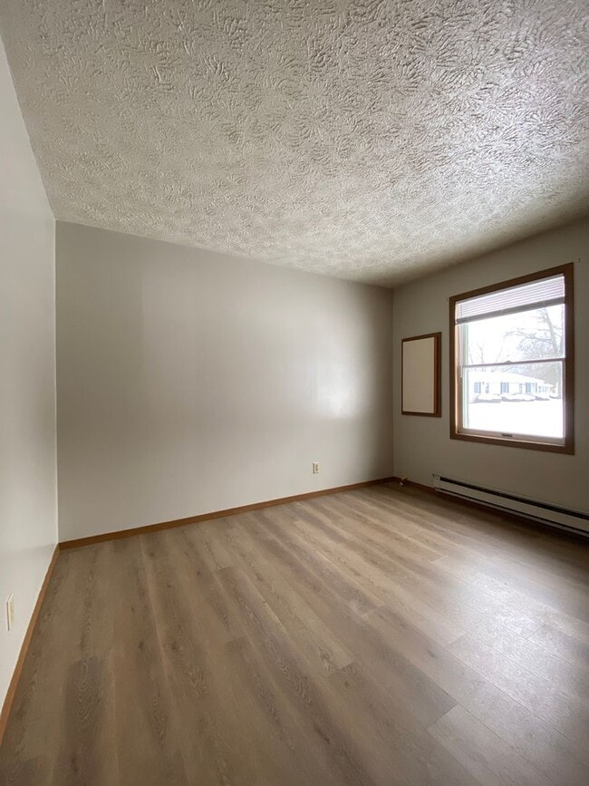 Building Photo - 208 S Spring St