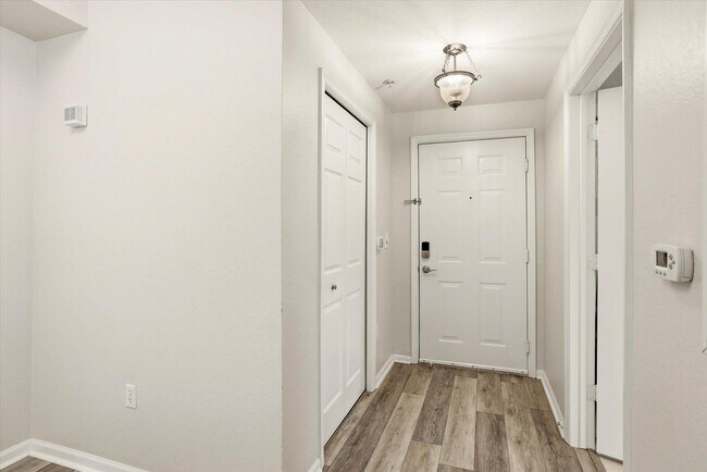 Building Photo - 2801 Chancellorsville Dr