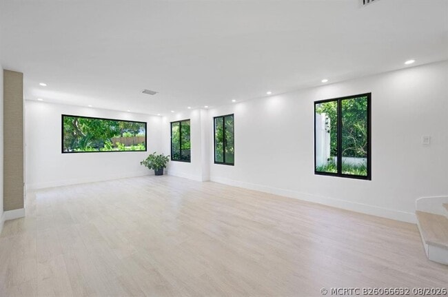 Building Photo - 823 33rd St