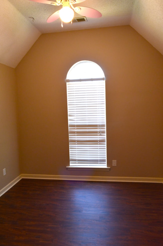 Building Photo - Under repair!