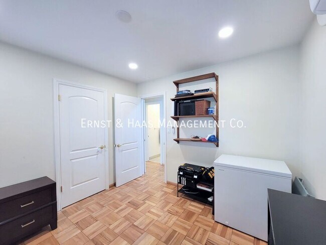 Building Photo - 2054 Pattiz Ave
