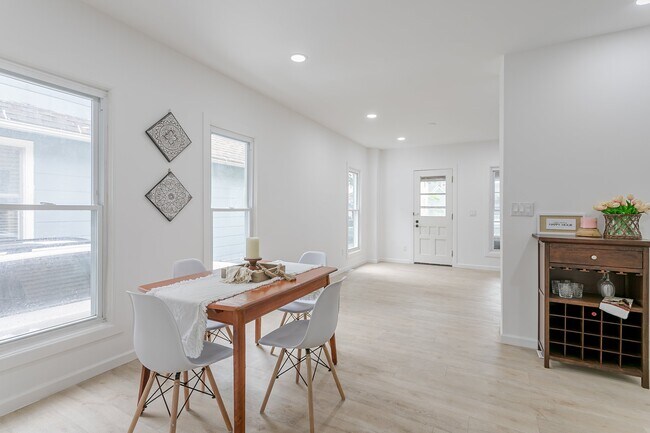 Dining to Living - 270 Benton St