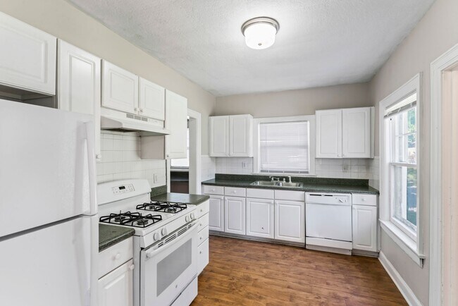 Building Photo - Charming 3-Bed Home Near UMKC with Hardwoo...