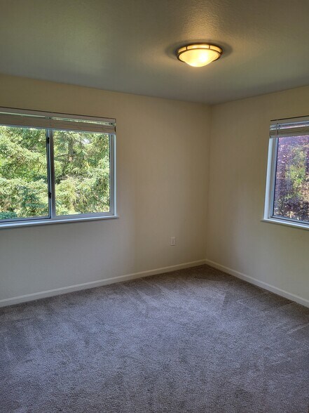 Building Photo - 18400 N Ridge Ct