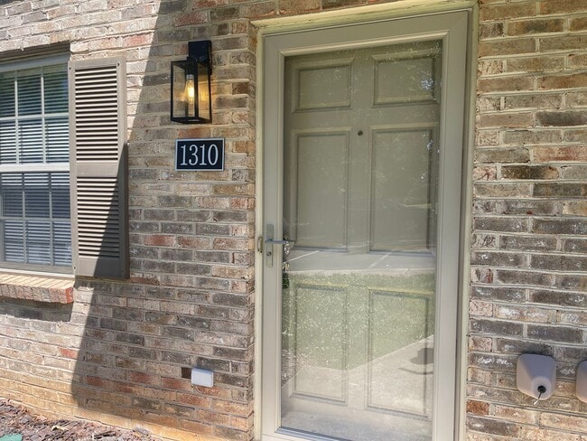 Building Photo - Beautiful 2-Bedroom Townhome in a Prime Lo...