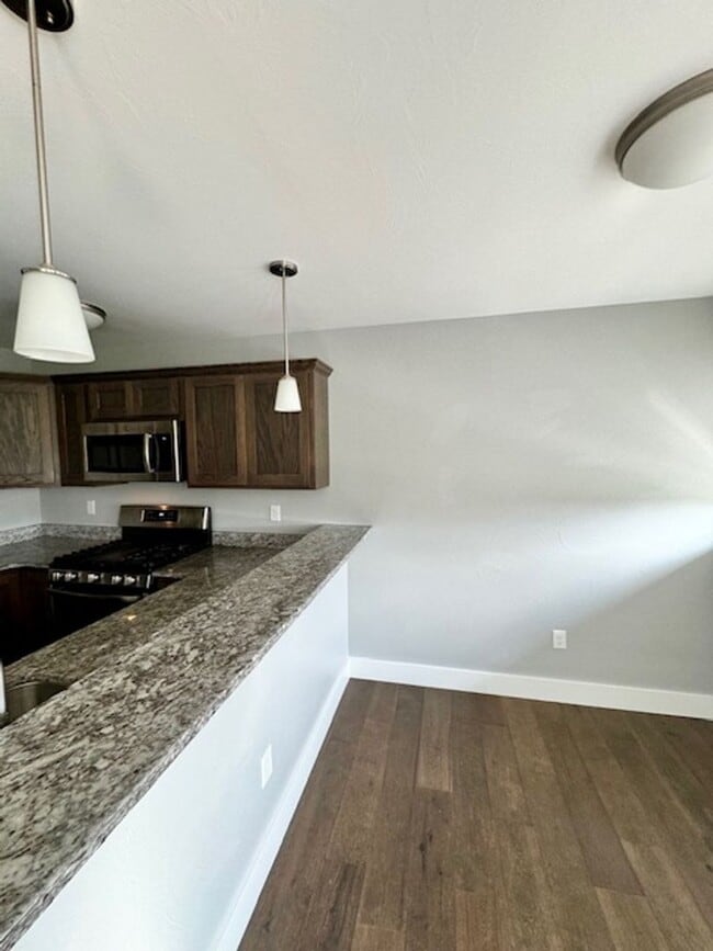 Building Photo - 3 Bedroom, 2 1/2 Bathroom Townhouse -2 weeks free rent with 1-year lease-