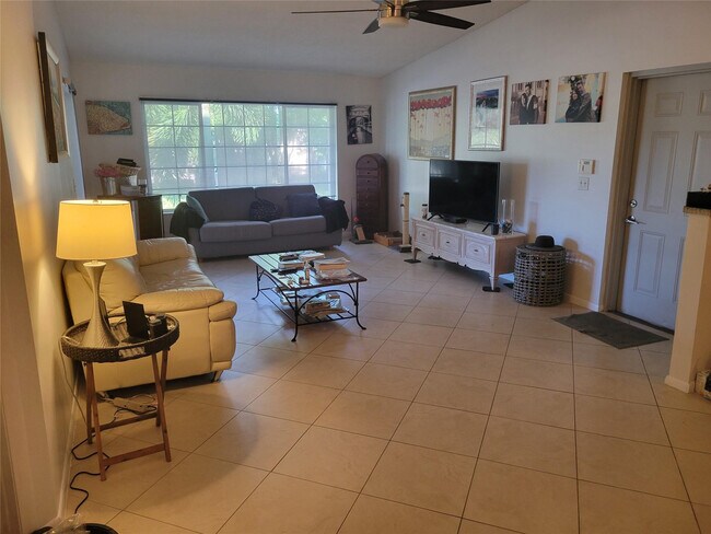 Building Photo - 13851 Oneida Dr