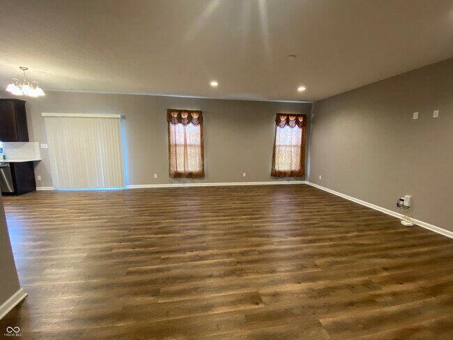 Building Photo - 5668 Grosbeak Dr