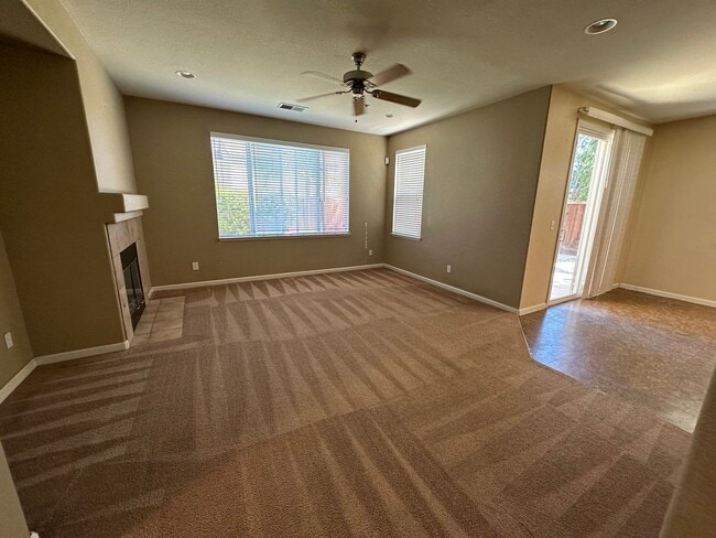 Building Photo - Beautiful 4 Bedroom 3 Bath Shadow Lakes Home