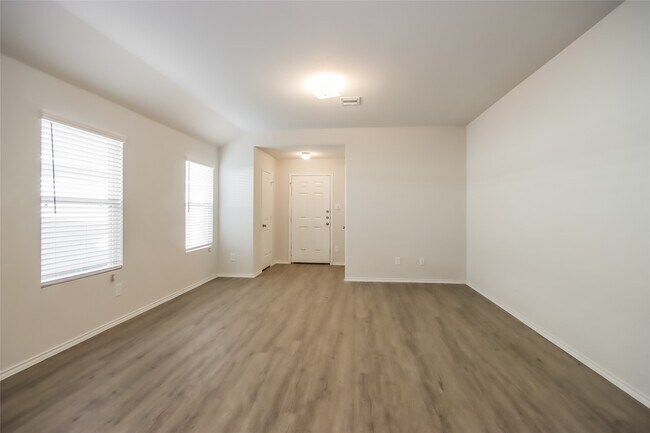 Building Photo - 2704 Atlas Dr