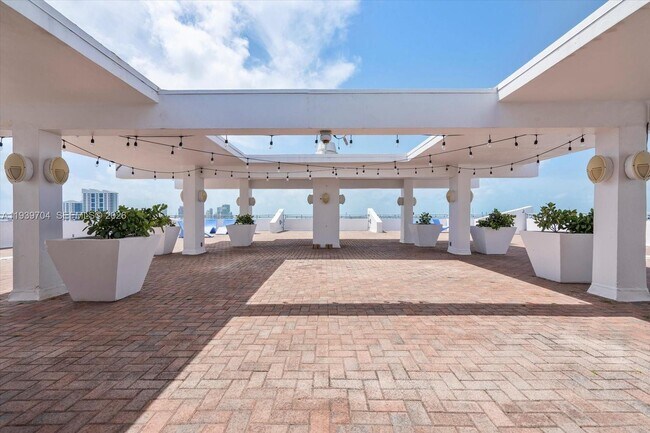 Building Photo - 11 Island Ave