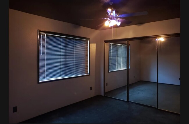Building Photo - 2560 Avenida Del Vista