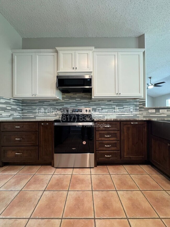 Building Photo - 304 E Clover Park Dr