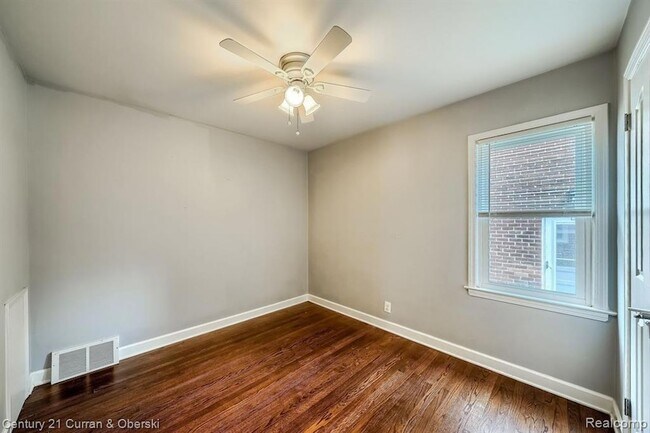 Building Photo - 3015 N Wilson Ave